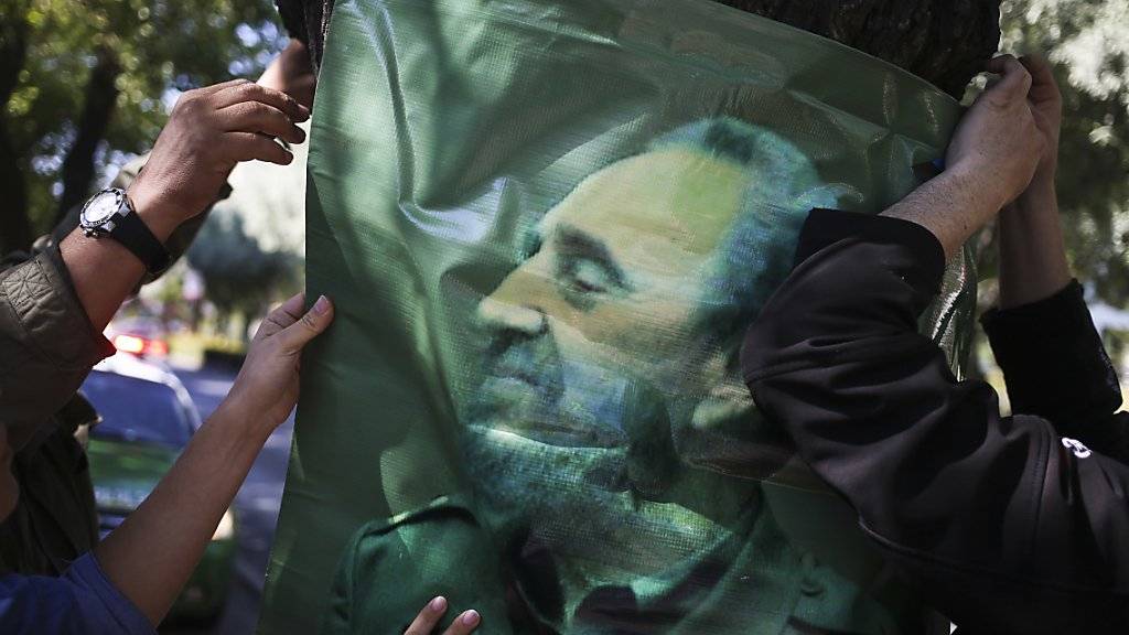 Anhänger Castros hängen sein Konterfei vor der kubanischen Botschaft in Santiago de Chile auf