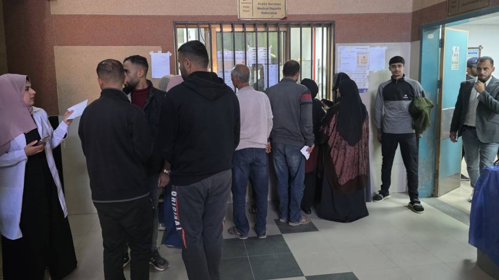 Palästinensische Patienten strömen in das Ambulanzgebäude des Nasser Medical Complex in Chan Junis im südlichen Gazastreifen, um medizinische Überweisungen zu erhalten, damit sie ihre Behandlung außerhalb des Gazastreifens abschließen können. Foto: Tariq Mohammad/APA Images via ZUMA Press Wire/dpa