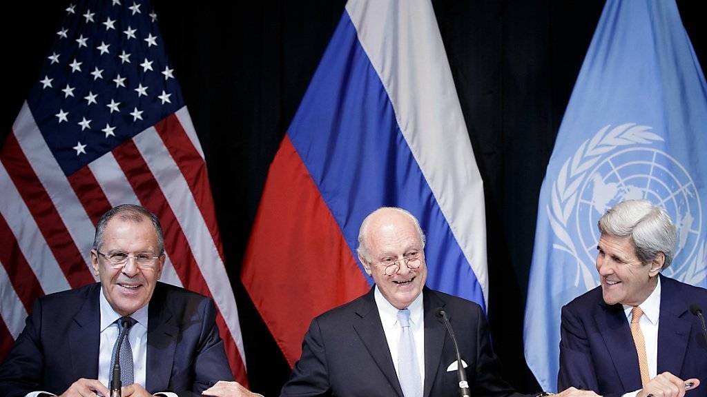 Der russische Aussenminister Sergej Lawrow, der UNO-Sondergesandte Staffan de Mistura und US-Aussenminister John Kerry auf einer Pressekonferenz während der Syrien-Konferenz in Wien. Die USA drängen auf weitere internationale Syrien-Gespräche noch im Dezember.