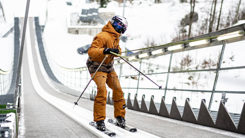 Freeskier wagt sich über die Skisprungschanze
