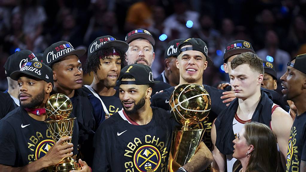 Die Denver Nuggets (Jamal Murray mit der Larry O'Brien Trophy) gewinnen erstmals den Titel in der NBA.