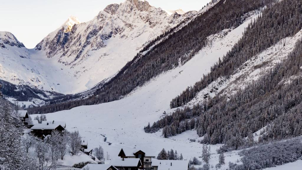 Der Bergsturz vom 28. Mai hatte in Blatten drei Hotels mit insgesamt rund 100 Betten zerstört. Für die bevorstehende Wintersaison wurde nun ein temporäres Hotel gebaut.