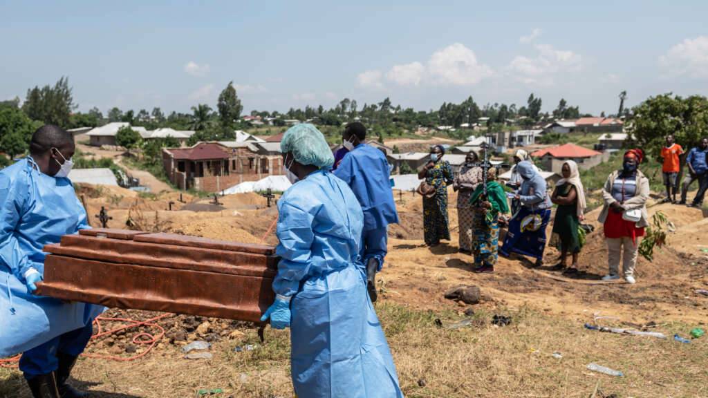 ARCHIV - Mitarbeiter des Roten Kreuzes bereiten sich darauf vor, ein sechs Monate altes, durch Ebola verstorbenes Waisenmädchen auf dem Bigo-Friedhof beizusetzen. Foto: Moses Sawasawa/AP/dpa/Archivbild