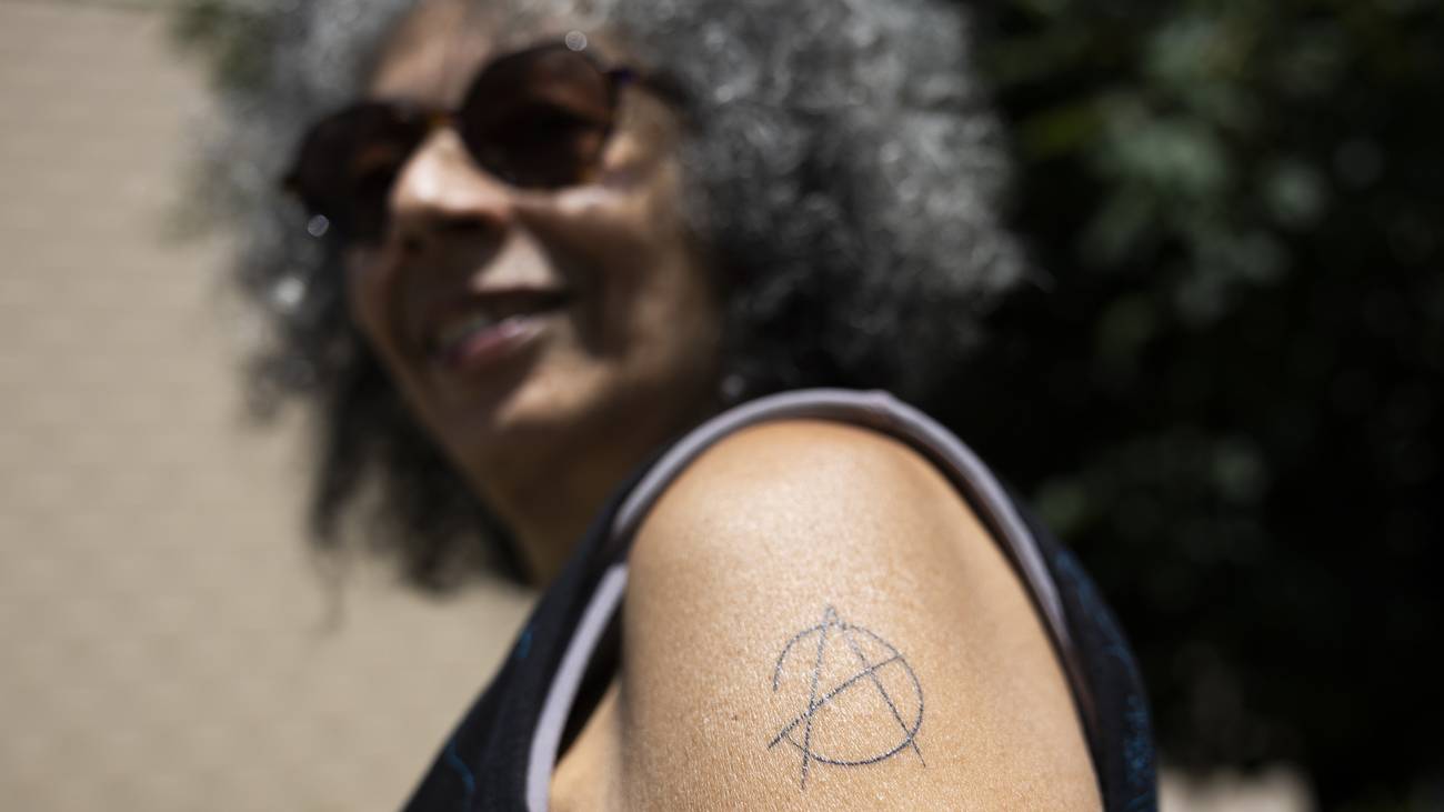 Eine Teilnehmerin des Festivals zeigt ihr Anarchie-Tattoo.