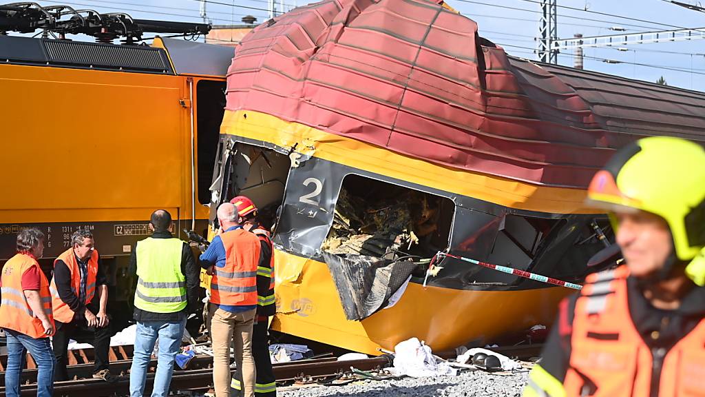 dpatopbilder - Rettungskräfte arbeiten an der Unfallstelle nach dem Zusammenstoß zweier Züge in Pardubice. Ein Personenzug ist in der Tschechischen Republik frontal mit einem Güterzug zusammengestoßen, wobei mehrere Menschen getötet und verletzt wurden, wie die Behörden am frühen Donnerstag mitteilten. Foto: Vostárek Josef/CTK/dpa