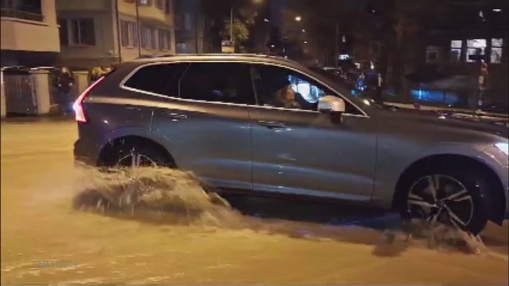 Wasserrohrbruch in Zürich: Grosse Zerstörung an der Ottikerstrasse