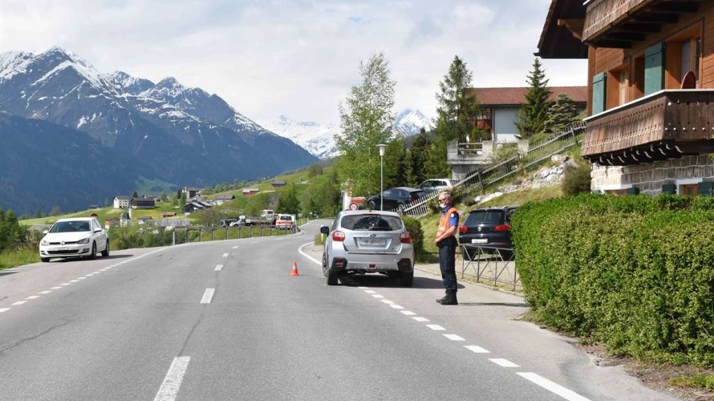 Ein 79-jähriger Autofahrer war in Richtung Lumbrein unterwegs, als er einen 63-jährigen Fussgänger in Degen GR anfuhr.