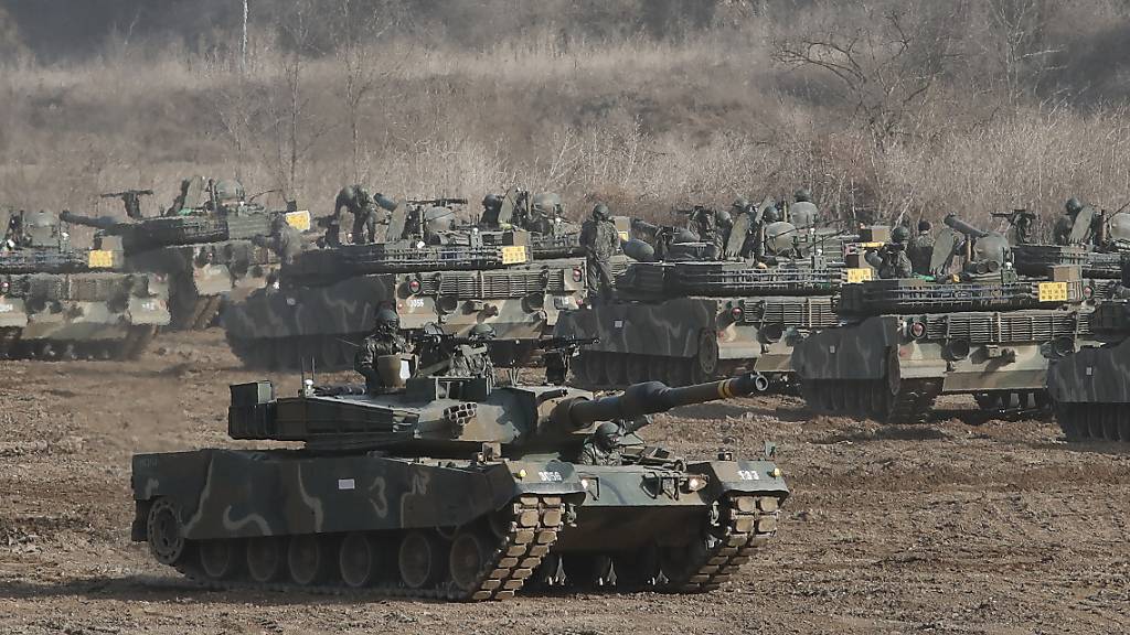 ARCHIV - Eine Militärübung der südkoreanischen Armee nahe der Grenze zu Nordkorea. Foto: Ahn Young-Joon/AP/dpa
