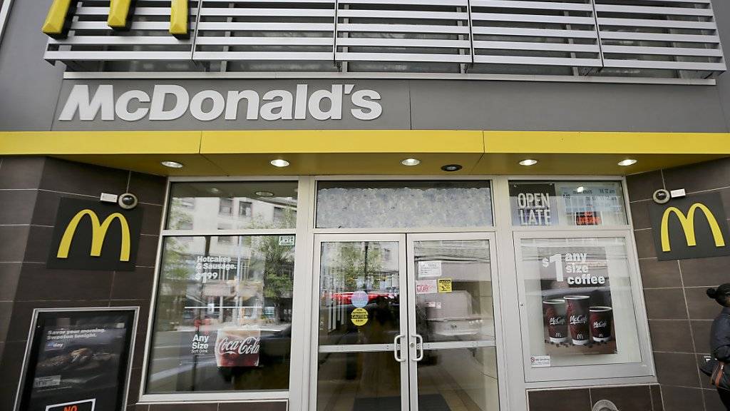McDonald's hat im dritten Quartal überraschend gute Umsätze erzielt. Auch im hart umkämpften Heimmarkt USA legte der Fastfood-Riese zu. (Archiv)