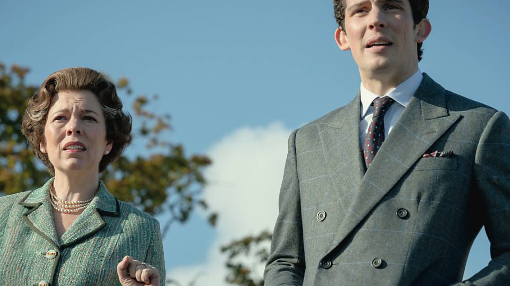 ARCHIV - Königin Elizabeth II. (Olivia Colman) und ihr Sohn Prinz Charles (Josh O'Connor) in einer Szene der 4. Staffel von «The Crown». Die Streamingserie  soll mit der neuen Staffel zu Ende gehen - eine der Produzentinnen hat einen sensiblen Umgang mit den historischen Ereignissen versprochen. Foto: Des Willie/Netflix/dpa - ACHTUNG: Nur zur redaktionellen Verwendung im Zusammenhang mit einer Berichterstattung über die Serie und nur mit vollständiger Nennung des vorstehenden Credits