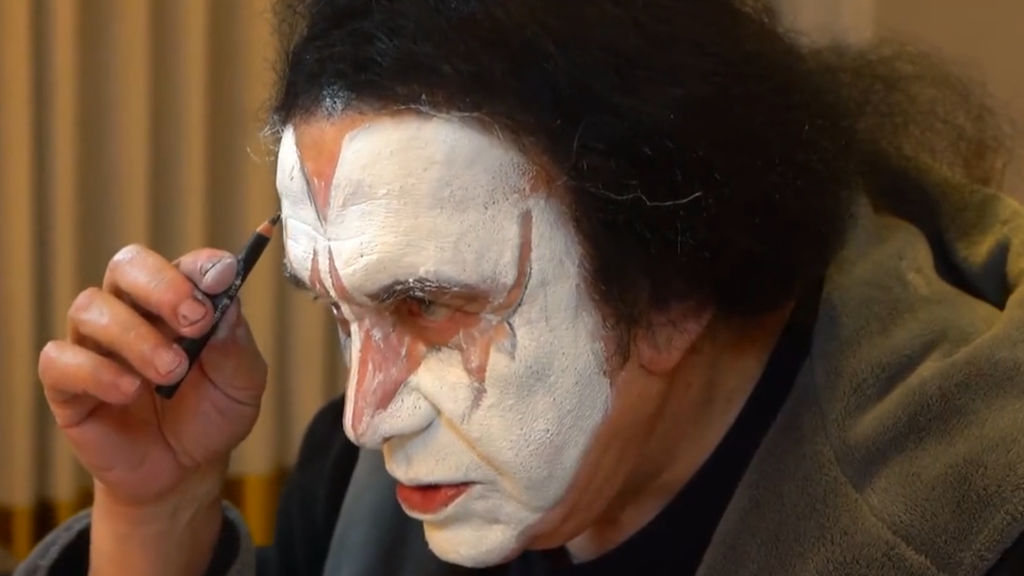 So schminkt sich Gene Simmons die berühmte Kiss-Maske