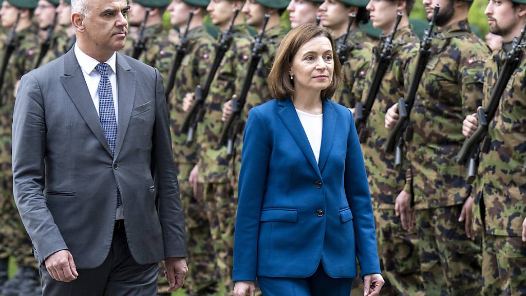 Militärische Ehren für Moldaus Präsidentin Maia Sandu am Mittwoch in Bern, begleitet von Bundespräsident Alain Berset.
