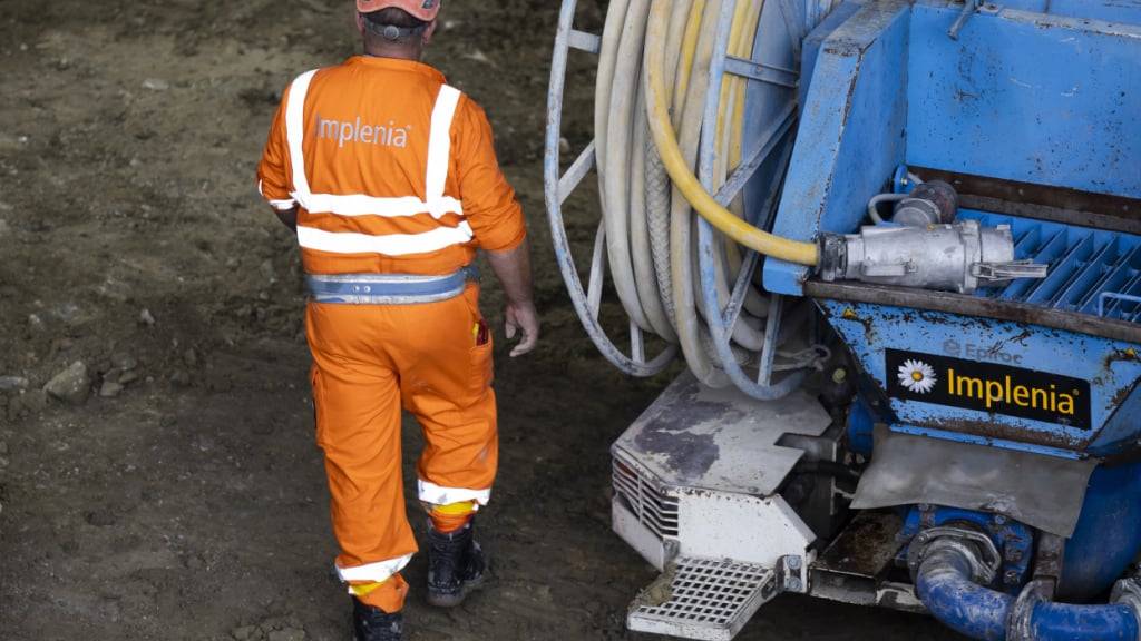 Implenia konnte in den vergangenen sechs Monaten einige Grossaufträge an Land ziehen. Im Bild arbeitet ein Mineur der Baufirma auf der Baustelle im Ligerztunnel im September 2024 in Ligerz am Bielersee. (Archivbild)