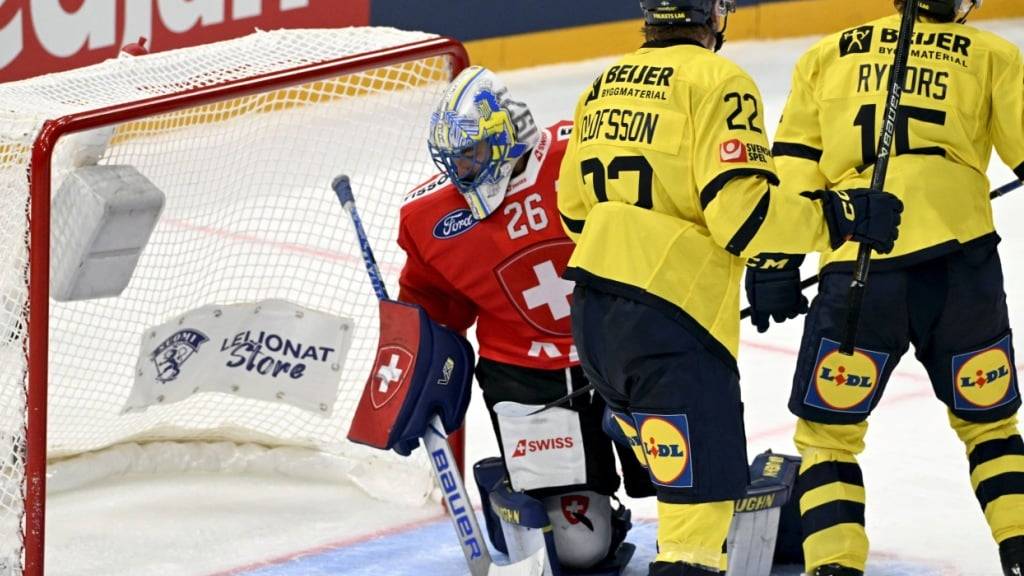 Ein schwieriger Nachmittag: Der Schweizer Goalie Sandro Aeschlimann hat gegen seinen Davoser Teamkollegen Simon Ryfors das Nachsehen