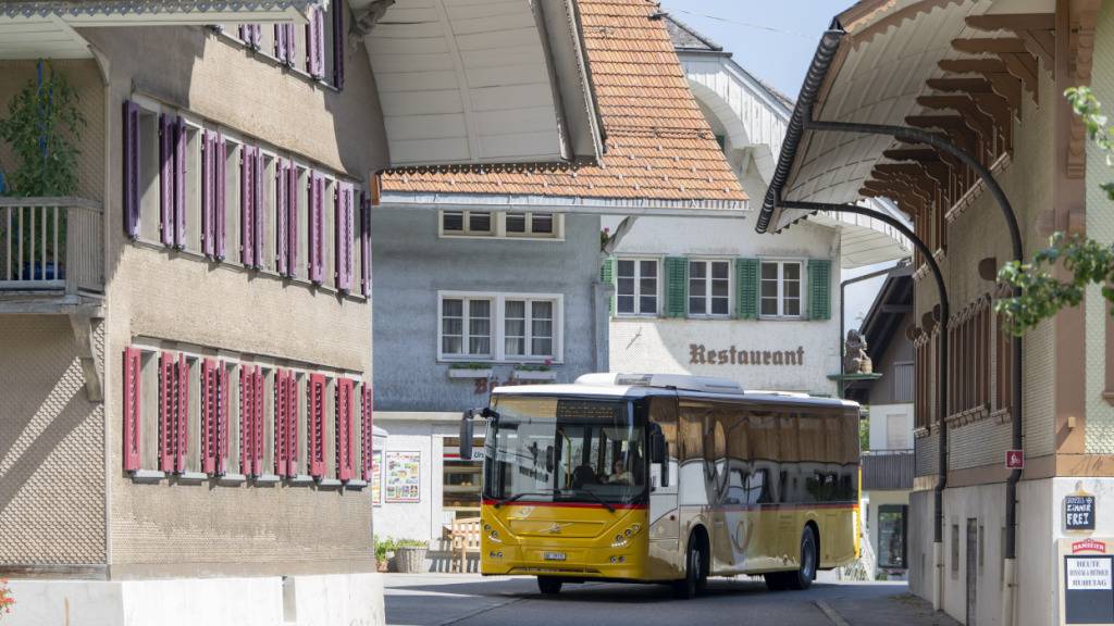 Ein Postauto unterwegs in Marbach. (Archivaufnahme)