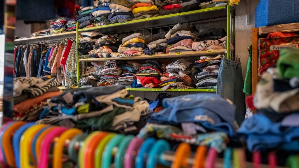 Altkleider sollen in der Stadt Zürich künftig in den lokalen Secondhand-Markt gelangen. (Symbolbild)
