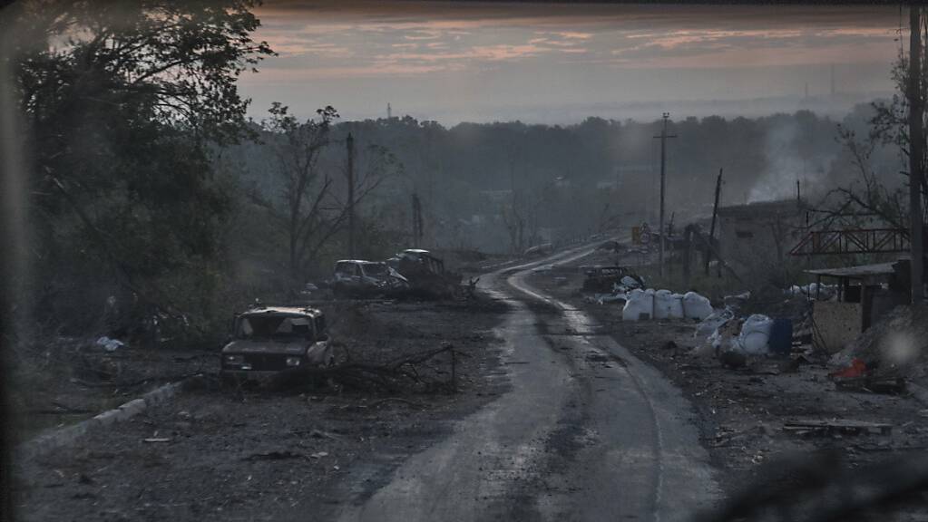 Seit Tagen steht die Stadt Sjewjerodonezk in der Region Luhansk in der Ukraine unter Beschuss. Foto: Oleksandr Ratushniak/AP/dpa