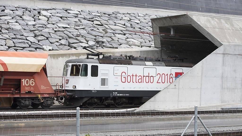 Am Freitag fuhr der offiziell erste Güterzug durch den Gotthard-Basistunnel. Im Bild: Die Einfahrt in den Tunnel bei Erstfeld UR.