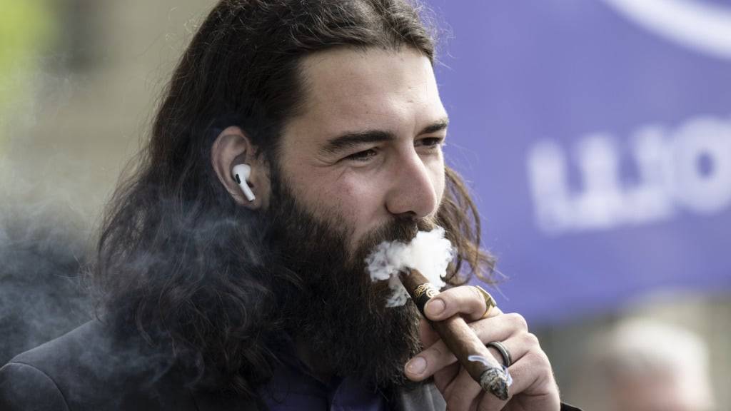 Mass-Voll-Präsident Nicolas Rimoldi ist wegen Beschimpfung verurteilt worden. Er hatte SBB-Transportpolizisten als «Nazis» und «Faschisten» bezeichnet. (Archivbild)