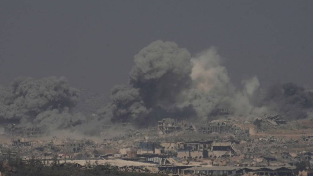 ARCHIV - Rauch steigt von einer Explosion im nördlichen Gazastreifen auf (Archivbild). Foto: Ohad Zwigenberg/AP/dpa