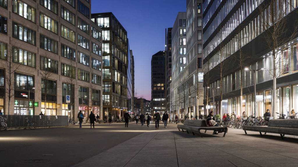 Viele Zürcherinnen und Zürcher fühlen sich im eigenen Kanton nicht mehr richtig zuhause. Gemäss einer Studie des Kantons gibt es ein zunehmendes «Fremdheitsgefühl». Im Bild die Europaallee beim Zürcher HB. (Symbolbild)