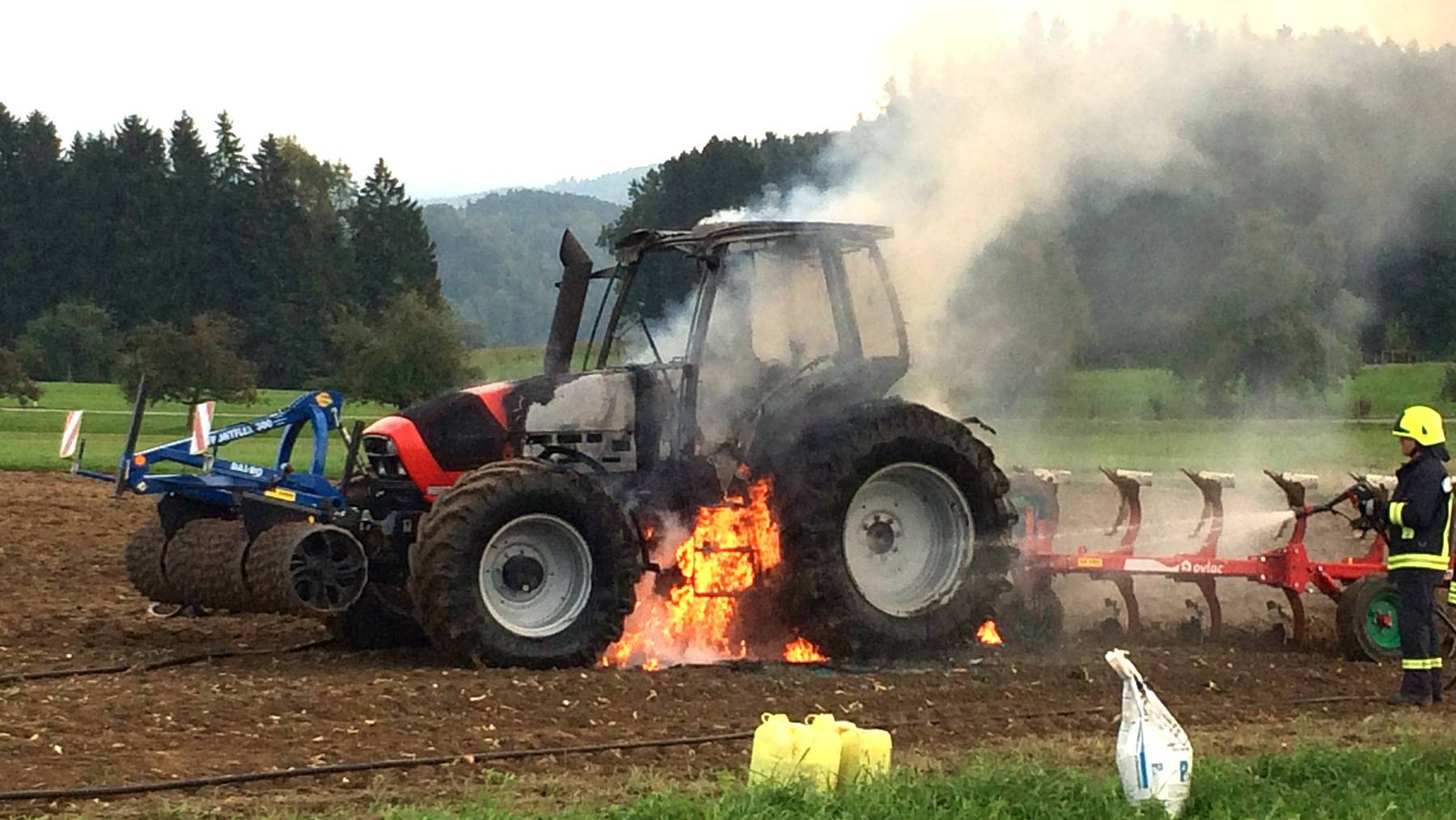 Der Traktor ging plötzlich in Flammen auf.