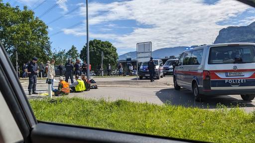 Klimakleber-Protest bei österreichischer Grenze sorgt für Verkehrschaos bis ins Rheintal