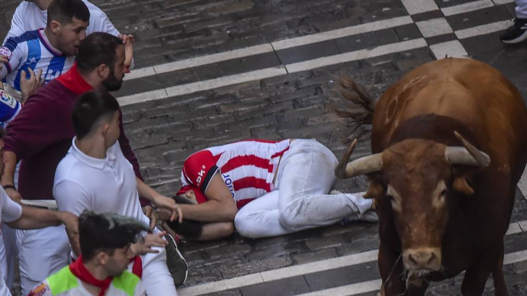 Ein Kampfstierläuft am dritten Tag des Stiertreibens während des «Sanfermines»-Fest zwischen den Menschen umher. Foto: Alvaro Barrientos/AP