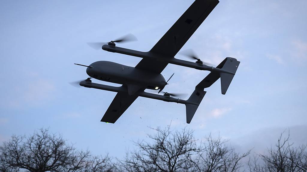 ARCHIV - Eine Poseidon H10 Mittelstrecken-Drohne der ukrainischen 22. mechanisierten Brigade fliegt an der Frontlinie in der Nähe von Bachmut in der Region Donezk . Foto: Efrem Lukatsky/AP/dpa
