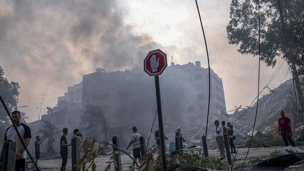 Palästinenser inspizieren die Trümmer eines Gebäudes nachdem es von einem israelischen Luftangriff getroffen wurde. Foto: Fatima Shbair/AP/dpa