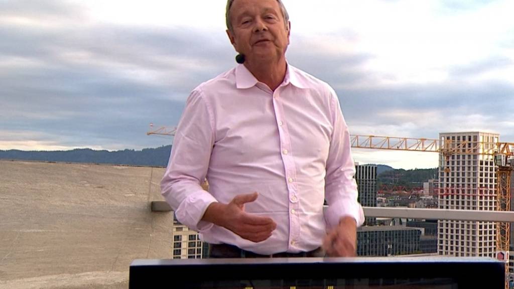 Der Leiter von «SRF Meteo», Thomas Bucheli, am Mittwoch während der Wettersendung auf dem Dach des Fernsehstudios in Zürich. (Videobild)