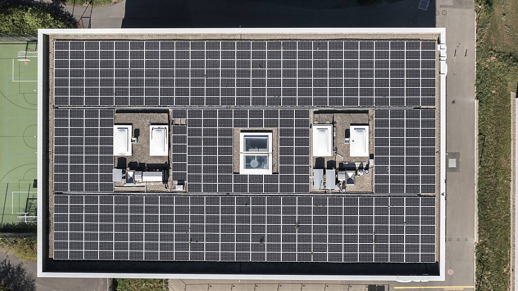EKZ erhöht ab kommendem Jahr die Strompreise. Mehr Geld erhalten Produzentinnen und Produzenten von Solarstrom, den sie ins Netz einspeisen. (Symbolbild)