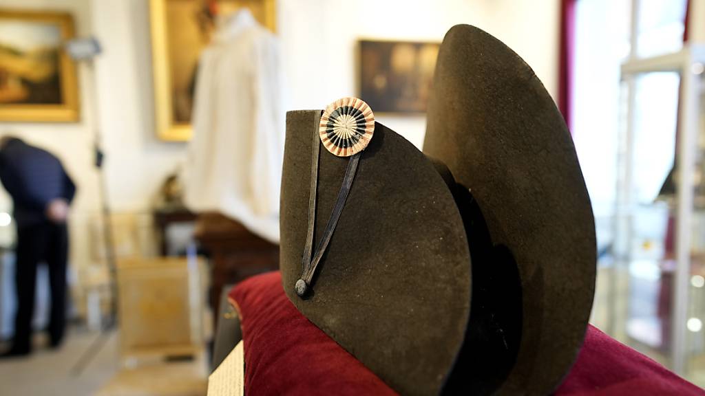 ARCHIV - Der Filzhut des ehemaligen französischen Kaisers Napoleon Bonaparte ist in Frankreich versteigert worden. Der Hut wurde am 19.11.2023 für anderthalb Millionen Euro erworben. Foto: Christophe Ena/AP/dpa