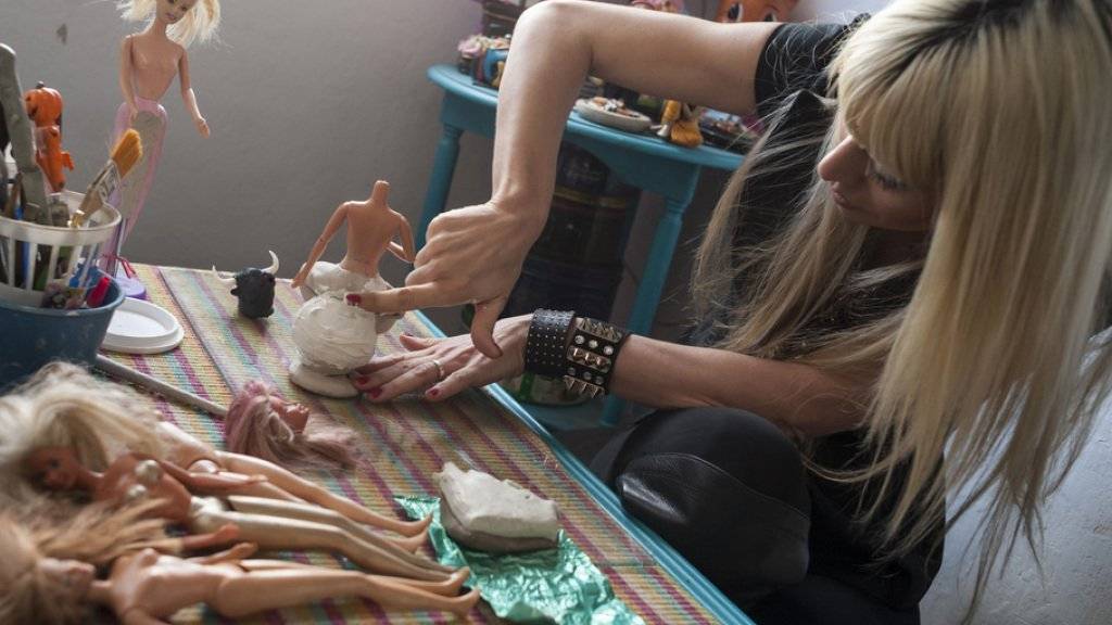Die Künstlerin Marianela Perelli bei der Arbeit an ihren Barbie-Heiligen (Archiv).