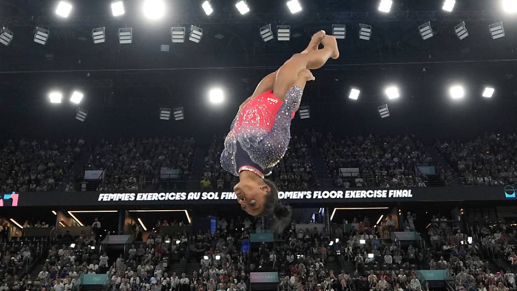 Simone Biles leistet sich im Bodenfinal zu viele Fehler und muss sich mit Silber begnügen. Auf dem Schwebebalken bleibt sie gar ohne Medaille