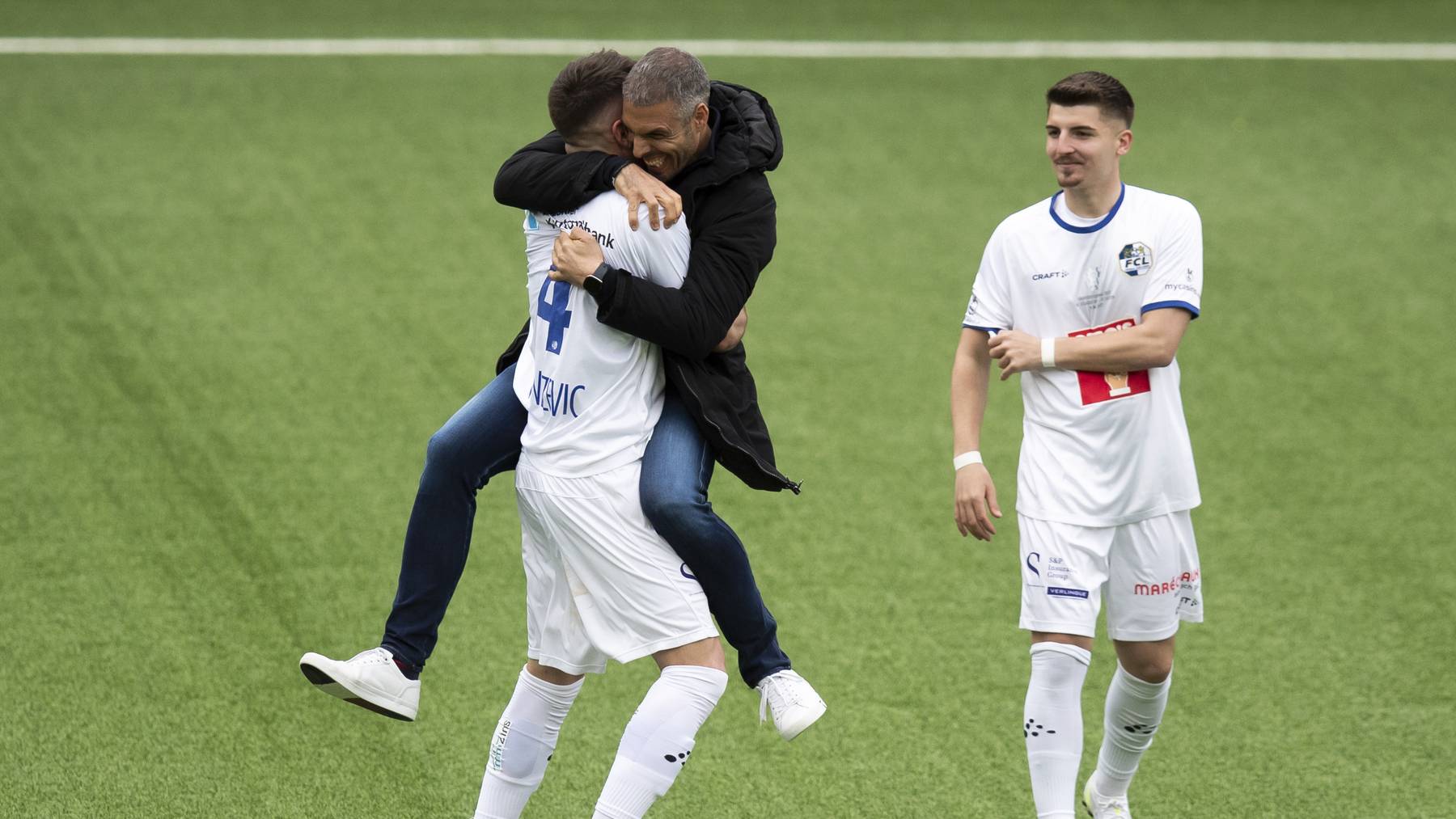 Knezevic jubelt mit dem damaligen FCL-Trainer Fabio Celestini über den Cupsieg.