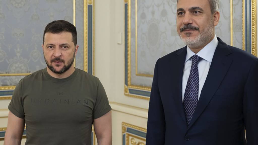 HANDOUT - Dieses vom Pressebüro des ukrainischen Präsidenten zur Verfügung gestellte Foto zeigt Wolodymyr Selenskyj (l), Präsident der Ukraine und Hakan Fidan, Außenminister der Türkei, vor ihrem Treffen. Foto: Uncredited/Ukrainian Presidential Press Office/AP/dpa - ACHTUNG: Nur zur redaktionellen Verwendung und nur mit vollständiger Nennung des vorstehenden Credits