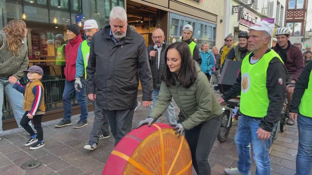 Riesen-Käse rollt durch die Schweiz