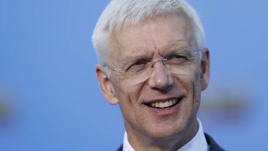 ARCHIV - Krisjanis Karins, Ministerpräsident von Lettland, spricht mit den Medien, als er zu einem NATO-Gipfel ankommt. Foto: Mindaugas Kulbis/AP/dpa