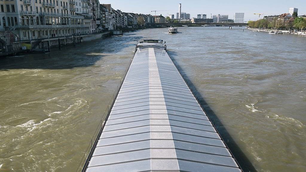 Von Gefahrguttransporten auf dem Rhein in Basel geht ein «nicht akzeptables Umweltrisiko» aus. Schiene und Strasse sind aber keine Alternative. (Archivbild)