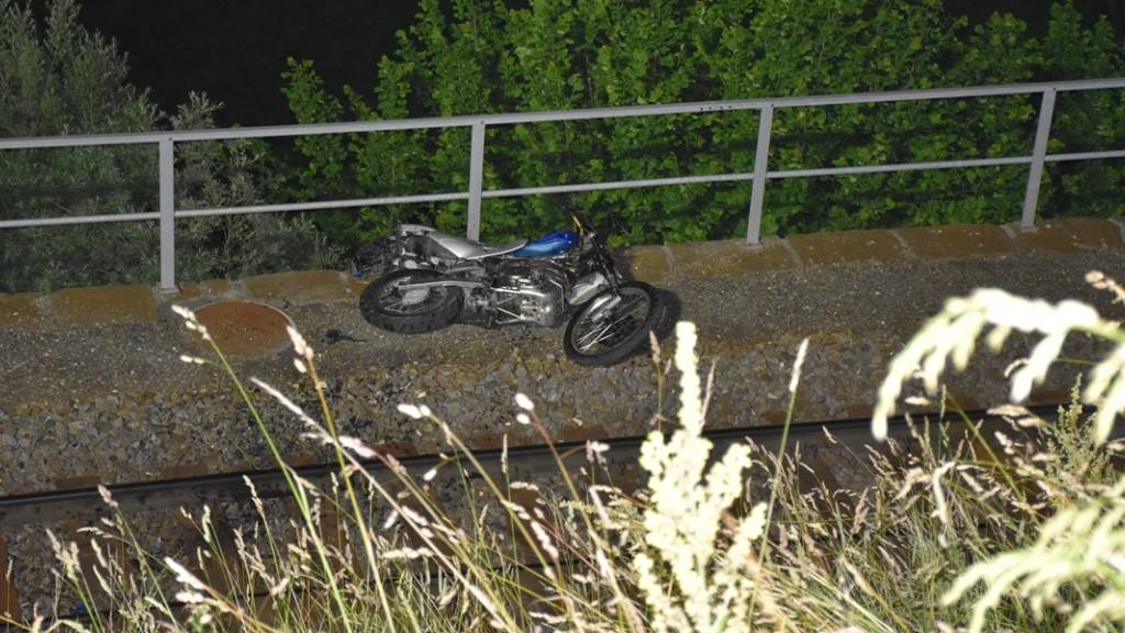 Der Töfffahrer landete mit seinem Motorrad auf dem Gleis der Rhätischen Bahn.