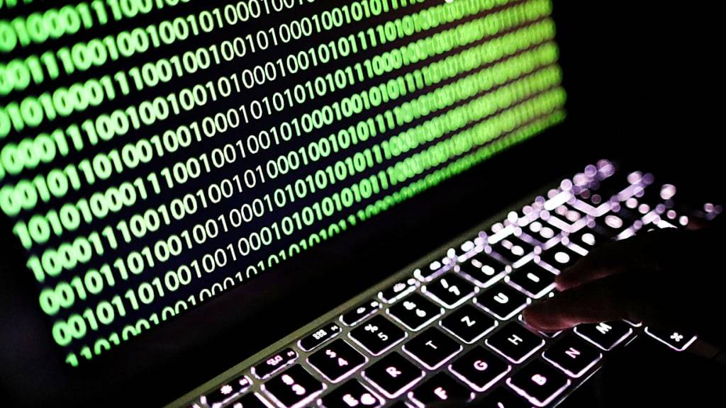 ARCHIV - Auf dem Bildschirm eines Laptops ist ein Binärcode zu sehen. Foto: Oliver Berg/dpa
