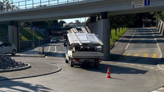 Lieferwagen überrollt Velofahrer in Freienbach am Zürichsee