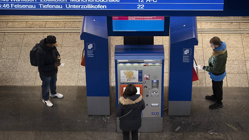 Billette am Handy und nicht mehr am Billettautomaten lösen. VCS und Konsumentenschutz kritisieren ein entsprechendes Pilotprojekt von Alliance Swisspass. (Archivbild)