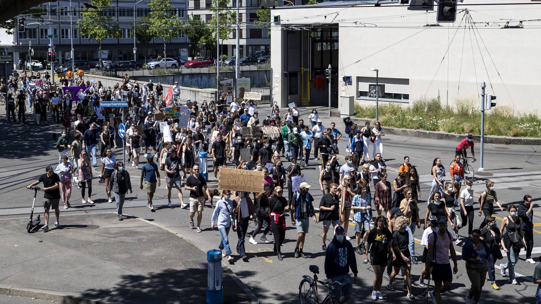 In Zürich demonstrierten am Montag zahlreiche Personen gegen Rassismus.