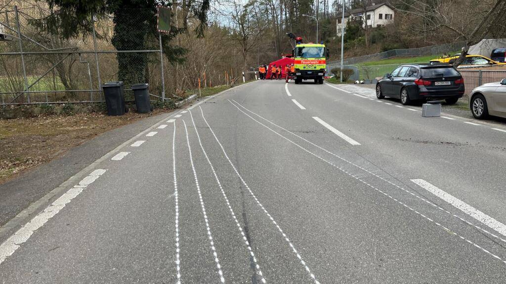 Bei einem Selbstunfall in Illnau-Effretikon hat sich ein 37-jähriger Autofahrer in der Nacht auf Montag tödliche Verletzungen zugezogen.