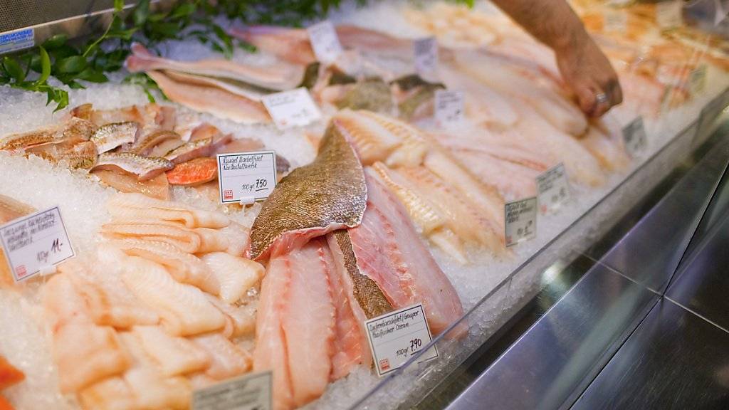Meeresfische, die auf Schweizer Teller kommen, müssen künftig von rechtmässiger Herkunft sein. Mit einer neuen Verordnung will die Schweiz einen Beitrag zur nachhaltigen Nutzung der Fischbestände beitragen. (Sybolbild)