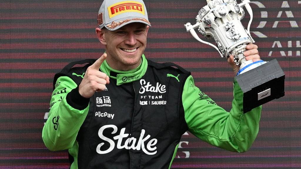 Mit einem breiten Grinsen lässt sich Nico Hülkenberg nach seinem 3. Platz in Silverstone feiern