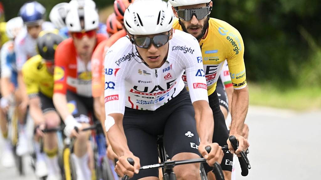 Das UAE Team Emirates - hier Joao Almeida vor Adam Yates - dominiert die 87. Tour de Suisse fast nach Belieben