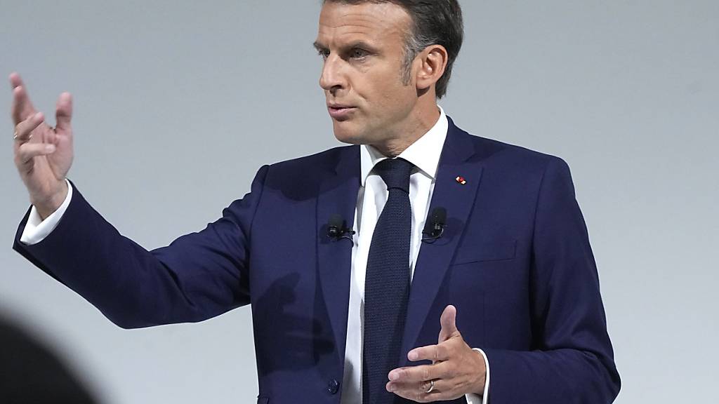 dpatopbilder - Der französische Präsident Emmanuel Macron hält eine Rede in Paris. Macron wendet sich zum ersten Mal an die französischen Wähler, nachdem er nach der vernichtenden Niederlage seiner Partei gegen die Rechtsextremen bei der Europawahl vorgezogene Neuwahlen ausgerufen hat. Foto: Michel Euler/AP/dpa